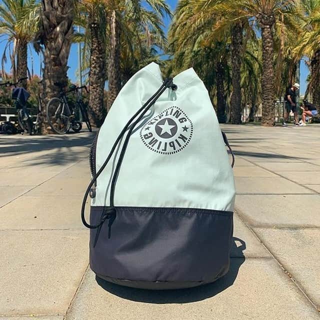 キプリングさんのインスタグラム写真 - (キプリングInstagram)「New #beach style: the Etoko drawstring bag with both backpack and handbag straps 📸 @jono.cruz」6月20日 0時49分 - kipling