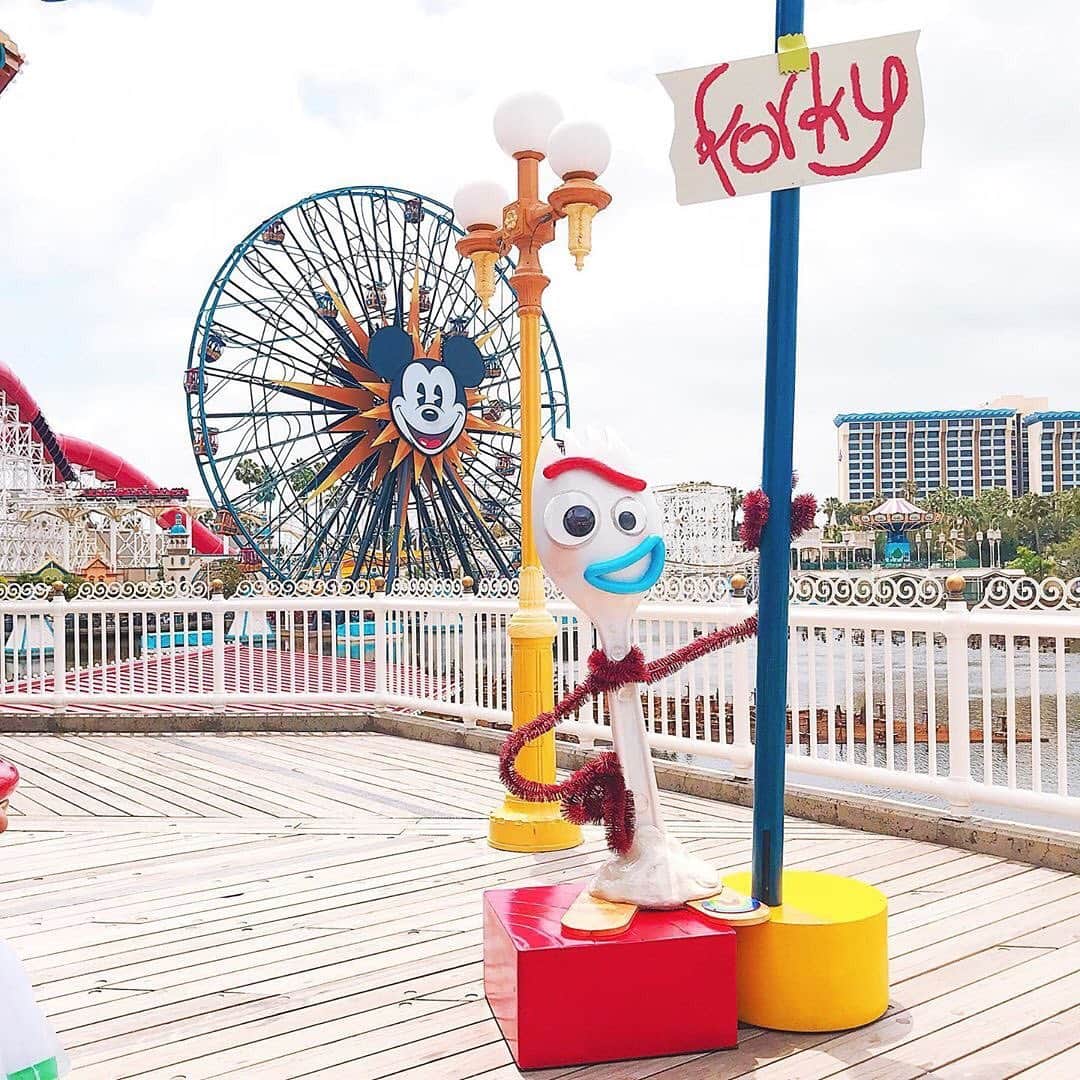 のインスタグラム：「Have you found Forky hanging out at Pixar Pier? Continue sharing your #ToyStory adventures this week with #HappiestPlace for a chance to be featured! (Photo: @jaytasmic)」