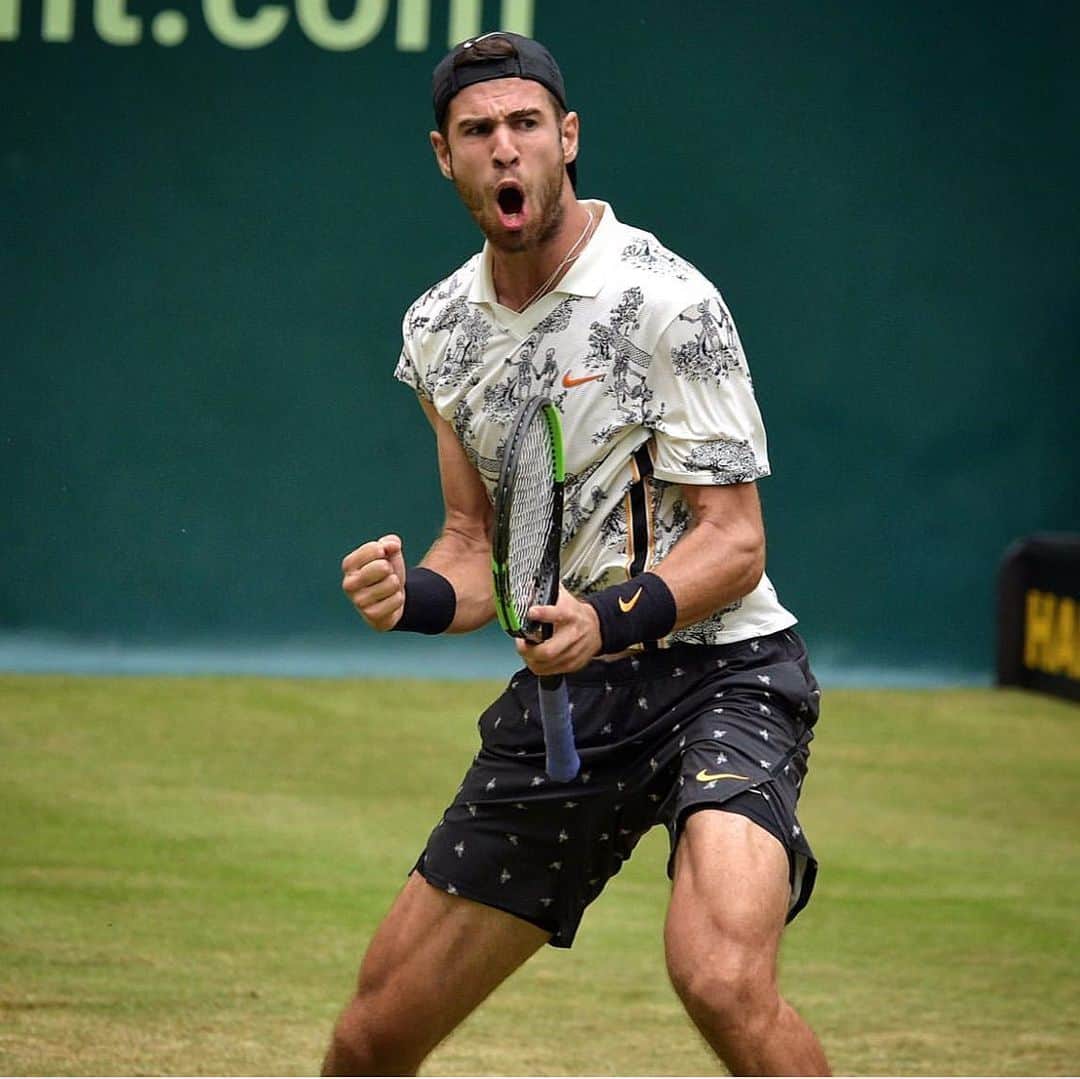 カレン・ハチャノフのインスタグラム：「Some power tennis today in Halle 🌱⚡️🔨🎾 Quarters next🔝 #Halle #ATP500 #NoventiOpen19」
