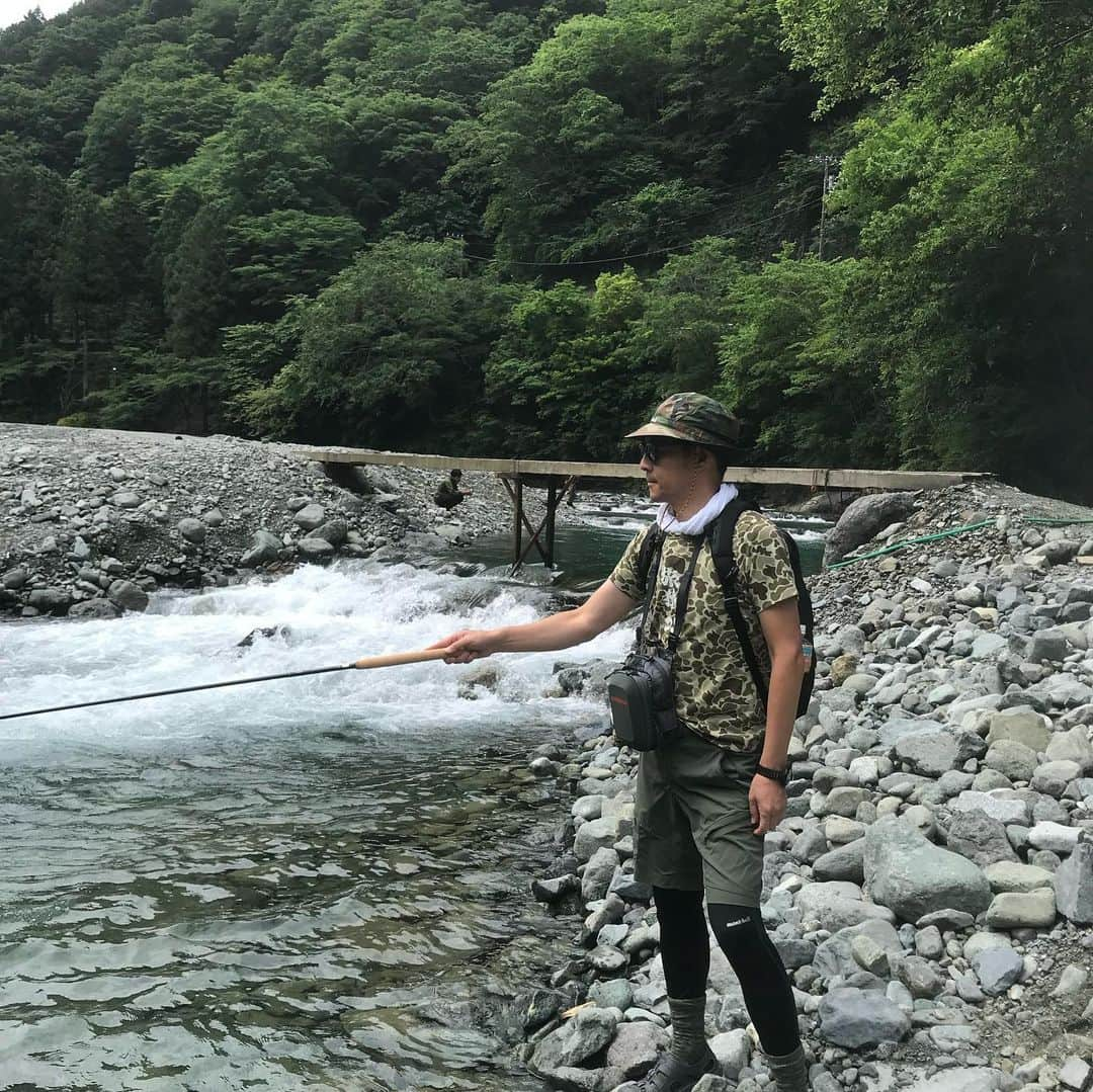 東野幸治さんのインスタグラム写真 - (東野幸治Instagram)「旅猿のリベンジでテンカラ釣りに鈴木先生に連れて行ってもらいました！ そして見事にリベンジに成功しました！オ〜テンカラ〜。」6月20日 6時16分 - higashinodesu