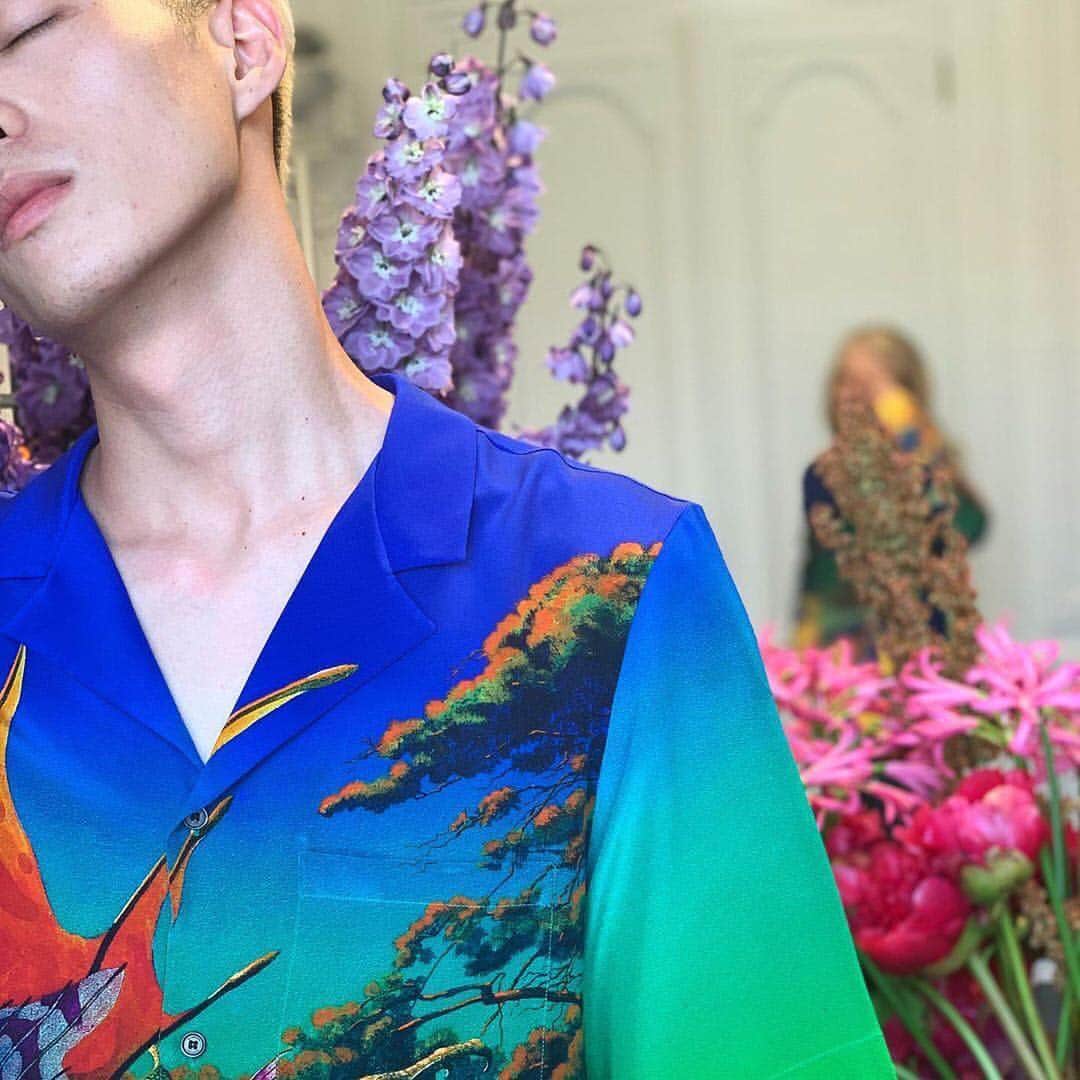 Vogue Runwayさんのインスタグラム写真 - (Vogue RunwayInstagram)「Backstage at @MaisonValentino's Spring 2020 men's show, the brand debuted a new collaboration with artist Roger Dean, who designed many of the band Yes's album covers. #regram @pppiccioli」6月20日 6時18分 - voguerunway