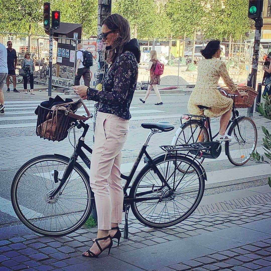 シェマー・ムーアさんのインスタグラム写真 - (シェマー・ムーアInstagram)「Denmark Women STAY READY!!! Biking to her man in Heels tho!!!! 😳🚴🏻‍♀️👋🏾👋🏾👋🏾👋🏾👋🏾👋🏾😍👠🇩🇰」6月20日 0時55分 - shemarfmoore