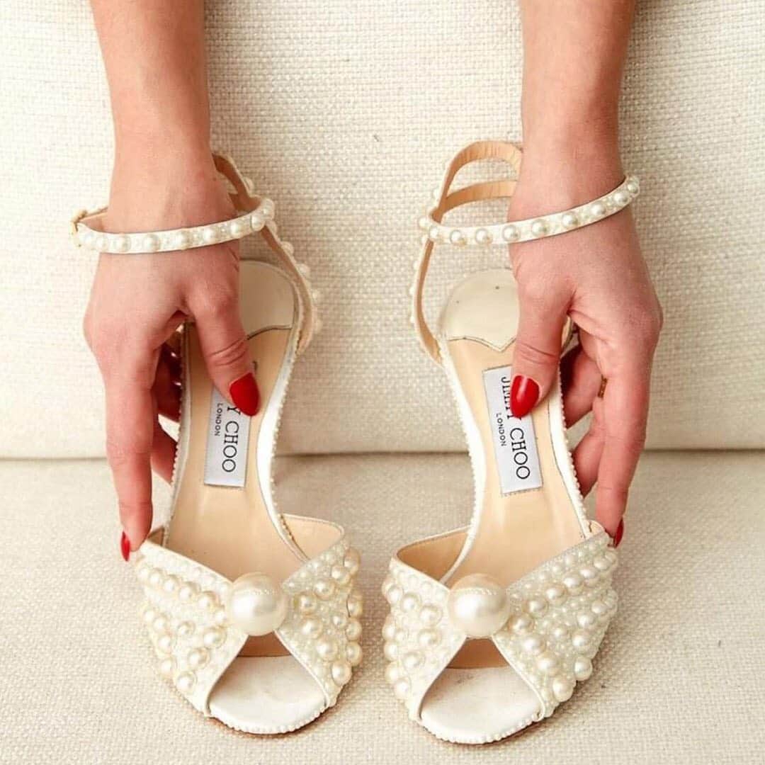 Jimmy Chooさんのインスタグラム写真 - (Jimmy ChooInstagram)「Our SACORA pearl sandals are the perfect heels to say #IDOINCHOO 📷 @darjabarannik @omgkattebersj」6月20日 1時00分 - jimmychoo