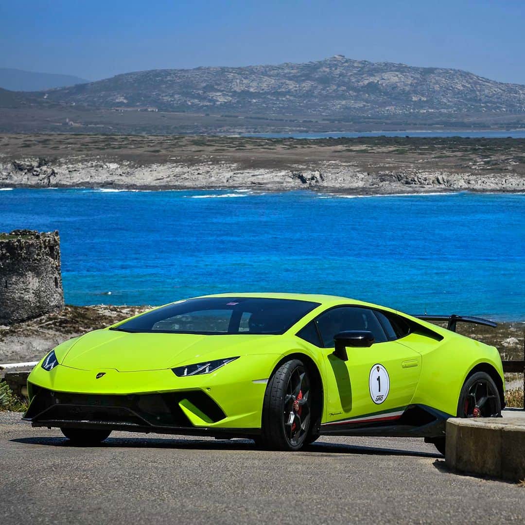 ランボルギーニのインスタグラム：「Feeling the beauty as it amplifies our driving experience through the country roads and along the coasts of Sardinia. The best way possible to live our Lamborghini Giro Sardinia. #Lamborghini #LamborghiniGiro #OnTheRoad #Sardinia」
