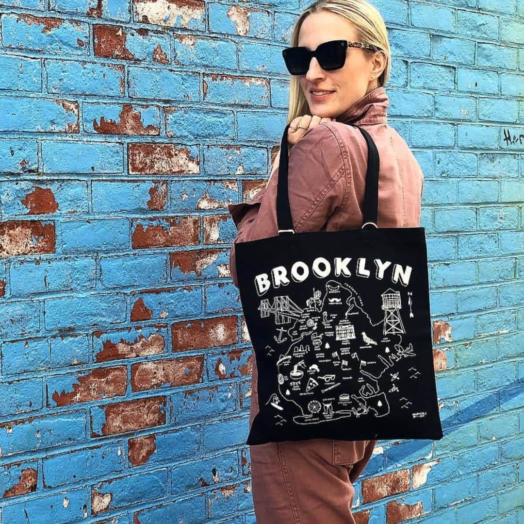 マップトートさんのインスタグラム写真 - (マップトートInstagram)「@brialanger is TOTE-aly rocking our Black Everyday Tote around Brooklyn. . . . . . #maptote #madeinusa #madeinbrooklyn #brooklyn #brooklyntote」6月20日 1時01分 - maptote