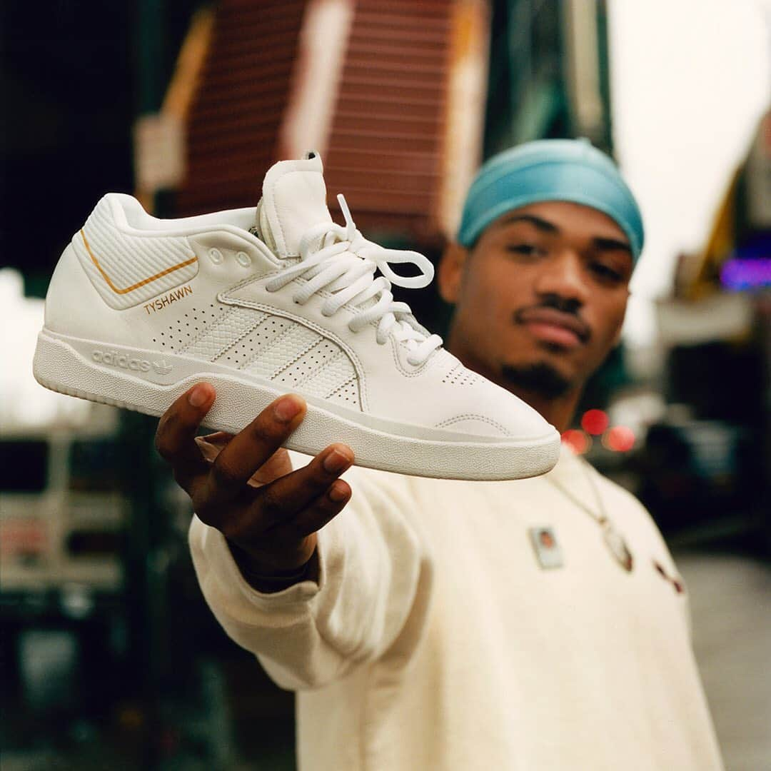 adidas Skateboardingさんのインスタグラム写真 - (adidas SkateboardingInstagram)「Exclusive to the iconic /// The Tyshawn in Triple White is an ode to excellence, dropping June 22nd at 18 select shops worldwide. 📸 @quentindebriey #adidasSkateboarding #TYSHAWN ∙ @supremenewyork—NYC, LAX, TYO, PAR, LDN @8five2shop—Hong Kong @flystreetwear—Shanghai @atlasskateboarding—San Mateo @kingswell_losfeliz—Los Angeles @laborskateshop—New York @premierskate—Grand Rapids @upriseskateshop—Chicago @fuckingawesome—Los Angeles @civilistberlin—Berlin @ben.g.skateboardshop—Amsterdam @streetmachine—Copenhagen @slamcityskates—London @oktyabrskateshop—Moscow」6月20日 1時01分 - adidasskateboarding