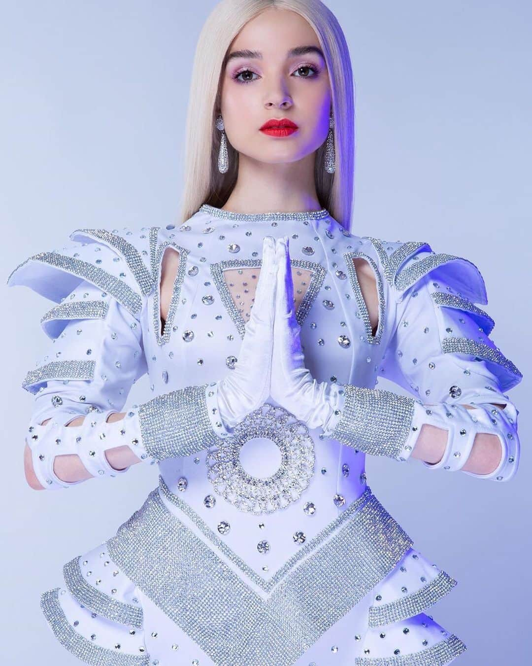 パット・マグラスさんのインスタグラム写真 - (パット・マグラスInstagram)「POPPY’S IN FULL BLOOM ⚡⚡⚡ LIVVVVVING for the MESMERISING @impoppy serving a PICTURE PERFECT SPRING FANTASY by MAJOR #MUA @afsoonzizia using the #MTHRSHP Subversive La Vie En Rose Eye Palette. Photographed by @samhodgesphoto and styled by @sondrachoi for @thisbitchmagazine ⚡⚡⚡ SNATCH the SLAYAGE - NOW at PATMcGRATH.COM.」6月20日 1時01分 - patmcgrathreal