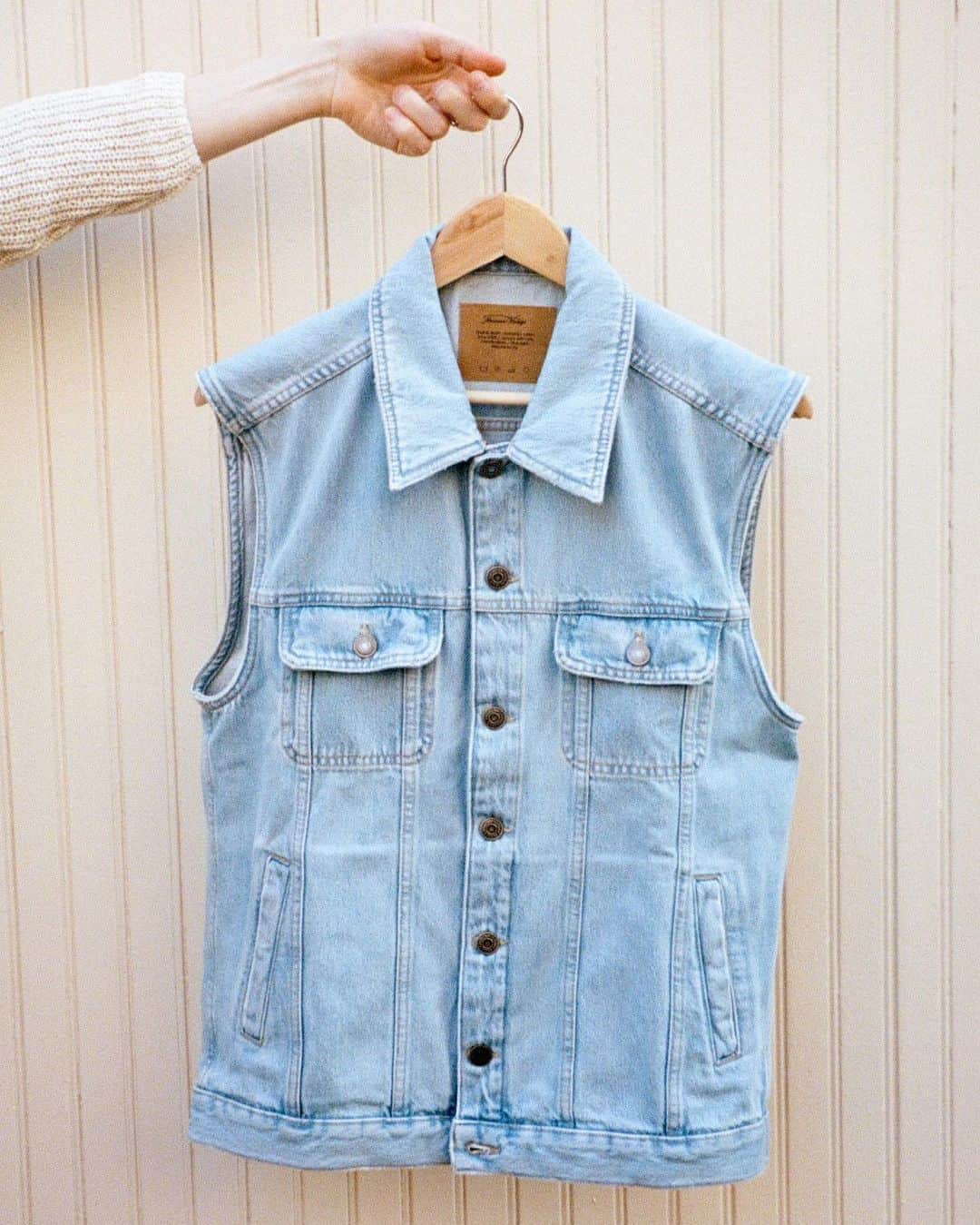 アメリカンビンテージのインスタグラム：「The denim jacket is a timeless fashion staple ⚡️#americanvintage #menswear #menstyle #denim #amvdenim #jacket #retro #timeless #fashion #ss19 #summer19」