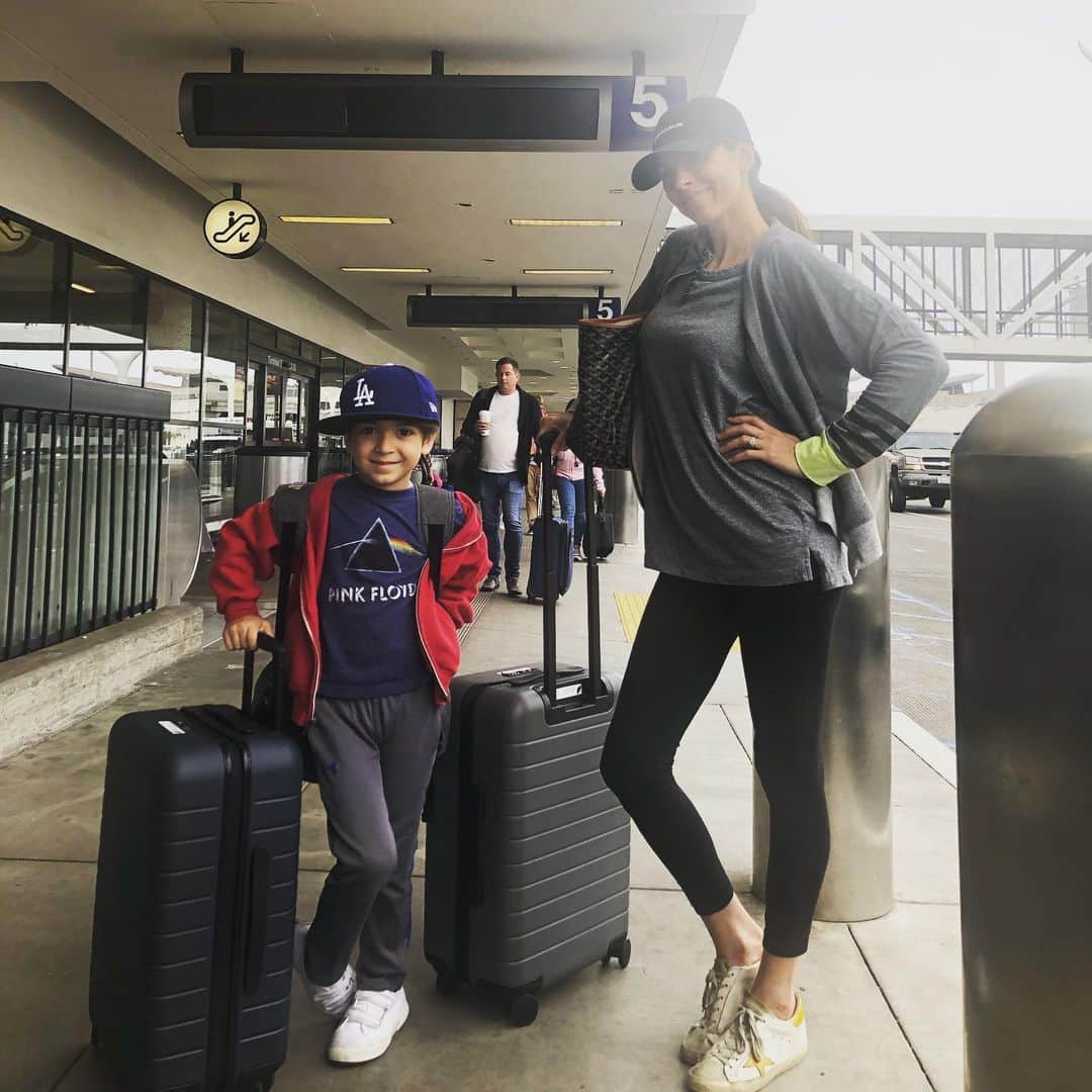 ジェイミー=リン・シグラーさんのインスタグラム写真 - (ジェイミー=リン・シグラーInstagram)「Doing our best influencer poses. ✌🏻ouT LA. Mommy/Beau little trip starts now.」6月20日 1時02分 - jamielynnsigler