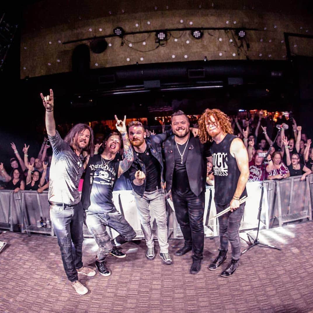 ヒンダーのインスタグラム：「Killer show last Friday @wallysnh - thanks to @trixiestripod for this capture! #soldoutshow #lucky7tour」