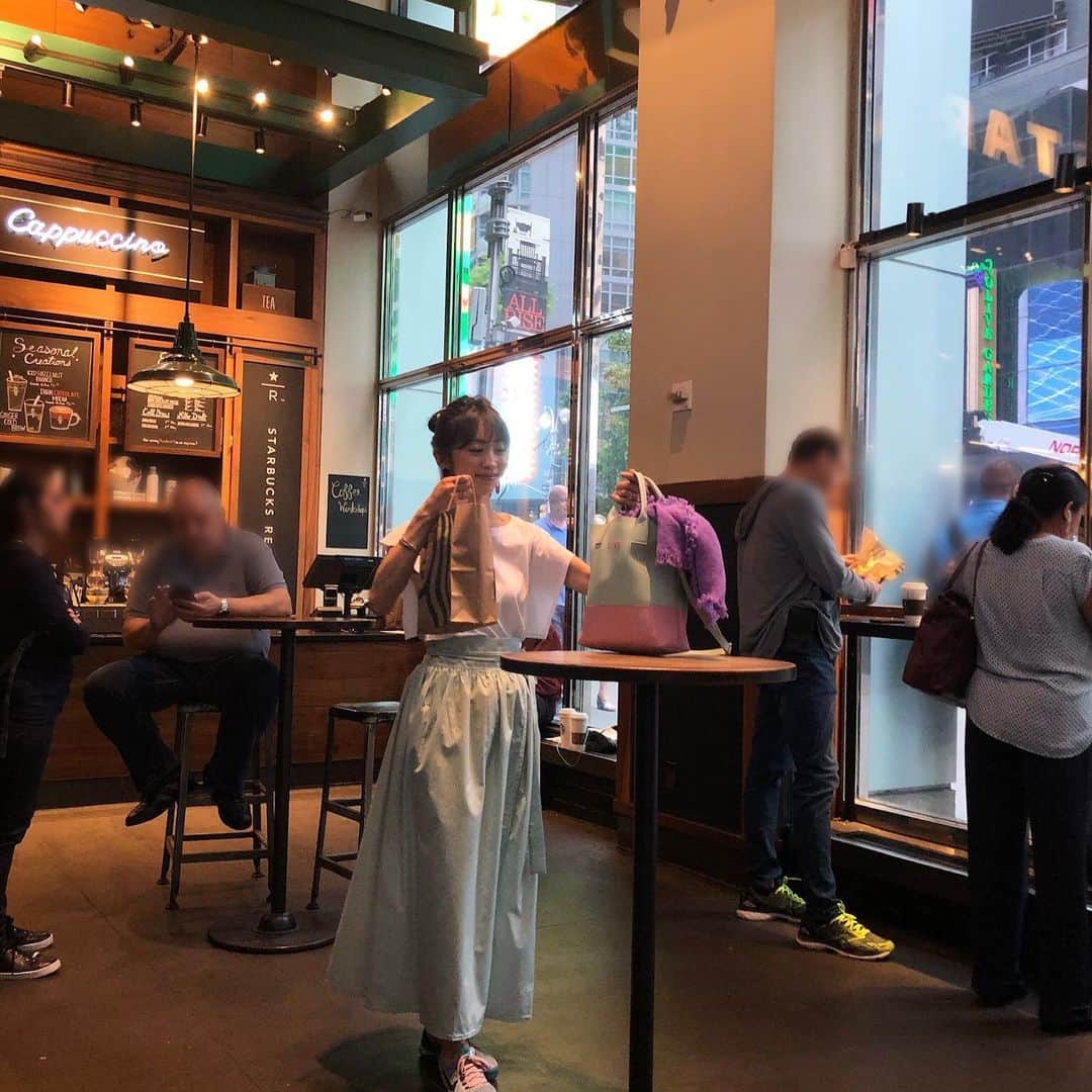 木本泉さんのインスタグラム写真 - (木本泉Instagram)「-﻿ お母さんに頼まれたスタバのタンブラーを買いに🇺🇸﻿ ﻿ 黒でなかなか可愛い🗽﻿ ﻿ #Starbucksny#Starbucks#スターバックス#coffee#タンブラー#TimesSquare#izumi_trip﻿ ﻿」6月20日 1時05分 - izumikimoto