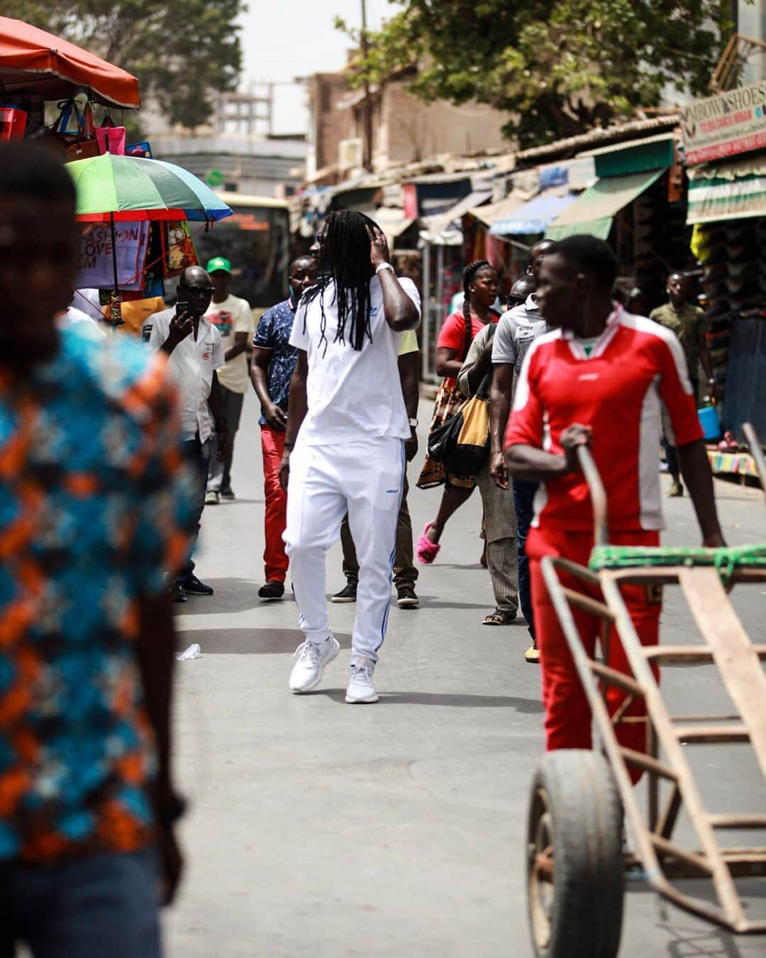 バフェティンビ・ゴミスさんのインスタグラム写真 - (バフェティンビ・ゴミスInstagram)「A real pleasure to walk around the Kermel market, where local colors and products reign supreme. A valiant host, my dearest sister who is, seasoned client and very good advice. Thanks also to @adidasoriginals for the adapted outfit. #iloveafrica #dakar 💚💛❤️ 📸 @nickdelasoul」6月20日 1時14分 - bafetimbigomis