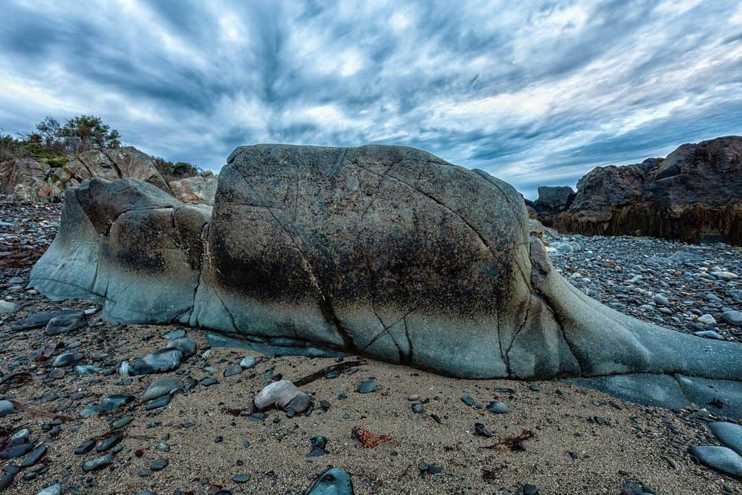 アンジー・ペインさんのインスタグラム写真 - (アンジー・ペインInstagram)「A friend I met on the shore. Whoever told you that you can’t be friends with a rock lied to you. • • • • • #landscape #landscapephotography」6月20日 1時08分 - angelajpayne