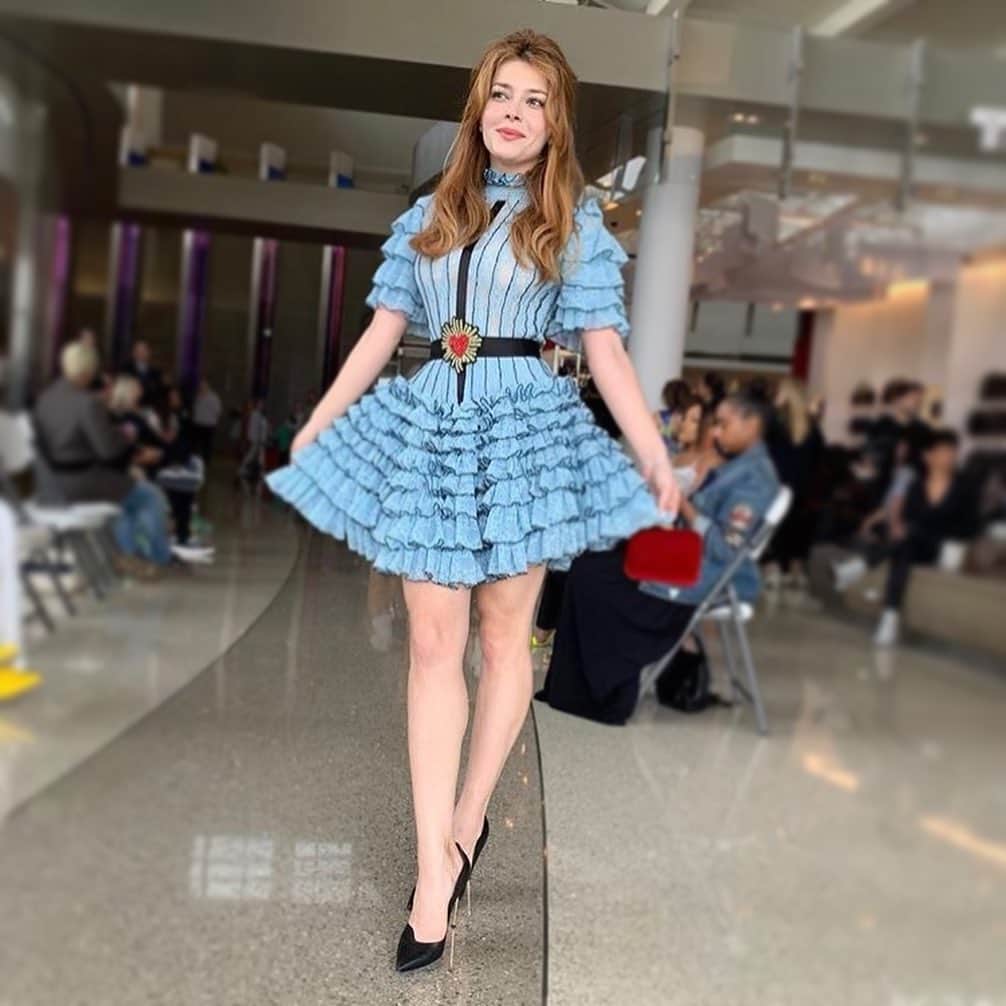 エレナ・サチンのインスタグラム：「Just a casual LAX look for showing of @sebastiangunawanofficial gorgeous new collection. We had fun going through security 😆」