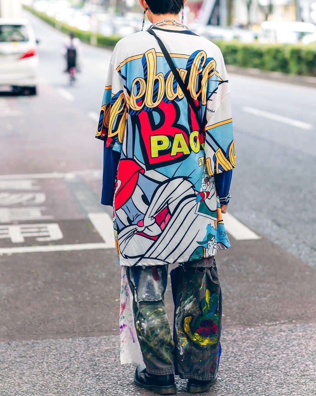 Harajuku Japanさんのインスタグラム写真 - (Harajuku JapanInstagram)「13-year-old Japanese Jr. high school student Towa (@tau_0120) on the street in Harajuku wearing an oversized graphic top from Codona De Moda with remake hand painted pants, chain accessories, an alien bag, and Dr. Martens boots.」6月20日 1時18分 - tokyofashion
