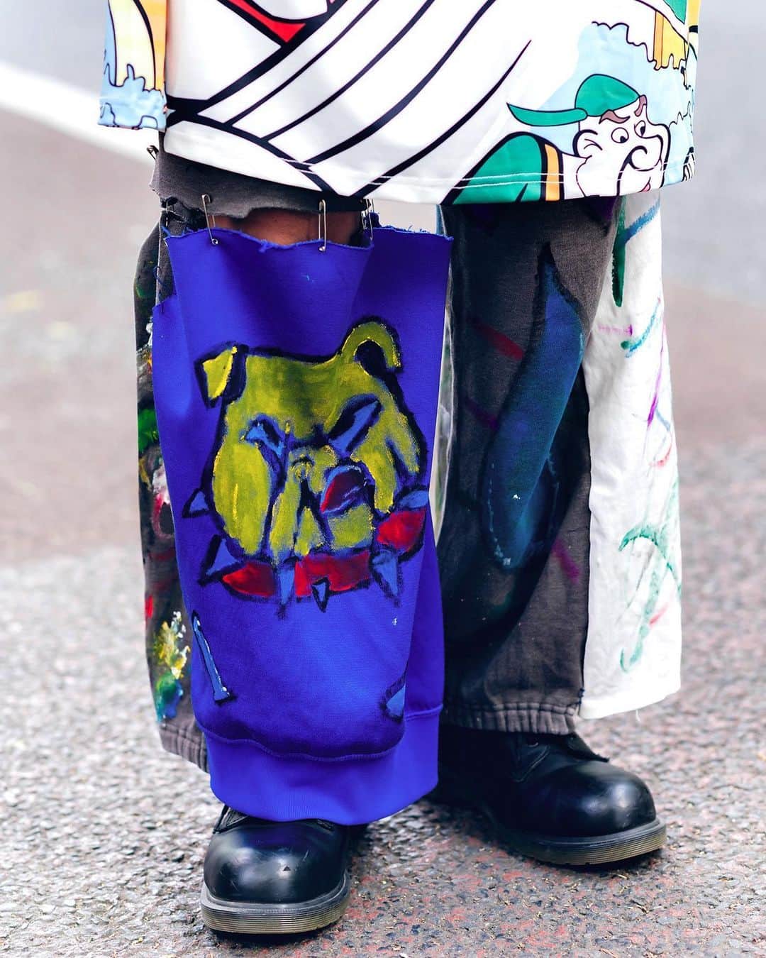 Harajuku Japanさんのインスタグラム写真 - (Harajuku JapanInstagram)「13-year-old Japanese Jr. high school student Towa (@tau_0120) on the street in Harajuku wearing an oversized graphic top from Codona De Moda with remake hand painted pants, chain accessories, an alien bag, and Dr. Martens boots.」6月20日 1時18分 - tokyofashion