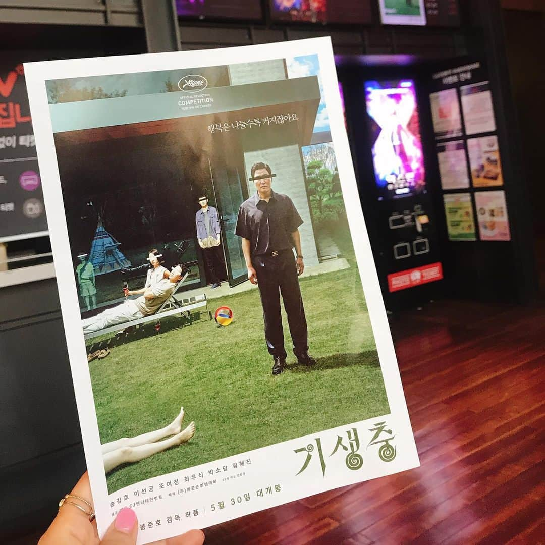 北林明日香さんのインスタグラム写真 - (北林明日香Instagram)「今年のカンヌ国際映画祭パルムドール受賞作品ポン・ジュノ監督の「パラサイト（寄生虫）」鑑賞 タイトルから勝手に社会派サスペンスかな？なんて思っていたので前半の面白さにちょっと拍子抜けしつつも笑って楽しんでいたら中盤以降の展開に唖然。それまでリラックスしていた客席全体の空気も変わっていくのがわかった程。面白かったと一言で言うのは違う気もするけれどそれでもやっぱり面白かったし終わった後に思わずお見事と1人で呟いてしまった  韓国からの米アカデミー賞出品作品は「王の運命」「密偵」「タクシー運転手」とここ最近は3年連続ソンガンホさん主演の映画なんですがこの作品で4年連続になりそうな予感がものすごくします #すごすぎ  봉준호감독님 기생충 드디어 봤어요 도중까지 너무 재밌게 봤는데 후반부터 갑자기 분위기 바뀌고 깜놀 조금만 자세히 이해 못하는 부분도 있어서 다시 일본어자막에서도 봐야겠어요  역시 믿고 보는 배우 송강호님  #映画 #寄生虫 #パラサイト #パラサイト半地下の家族 #ポンジュノ #ソンガンホ #韓国映画 #movie #parasite #기생충 #봉준호 #송강호 #영화 #한국영화 #韓国映画と韓国の映画館好き #ポップコーンはどこの国のも好き」6月20日 1時19分 - asuka_kitabayashi