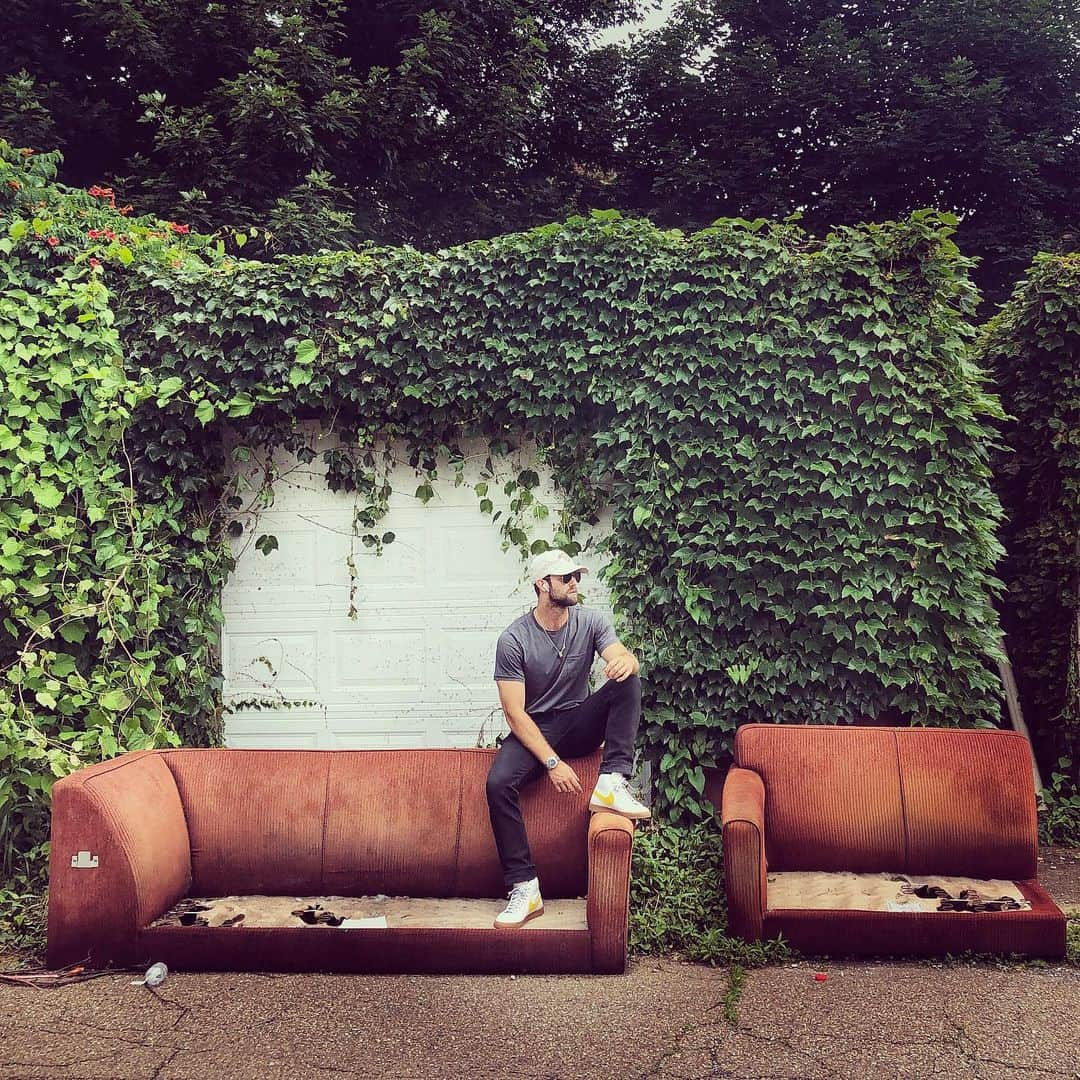 ダニエル・ノリスさんのインスタグラム写真 - (ダニエル・ノリスInstagram)「I’ve been such a couch potato lately. #streetfurniture」6月20日 1時20分 - danielnorris18