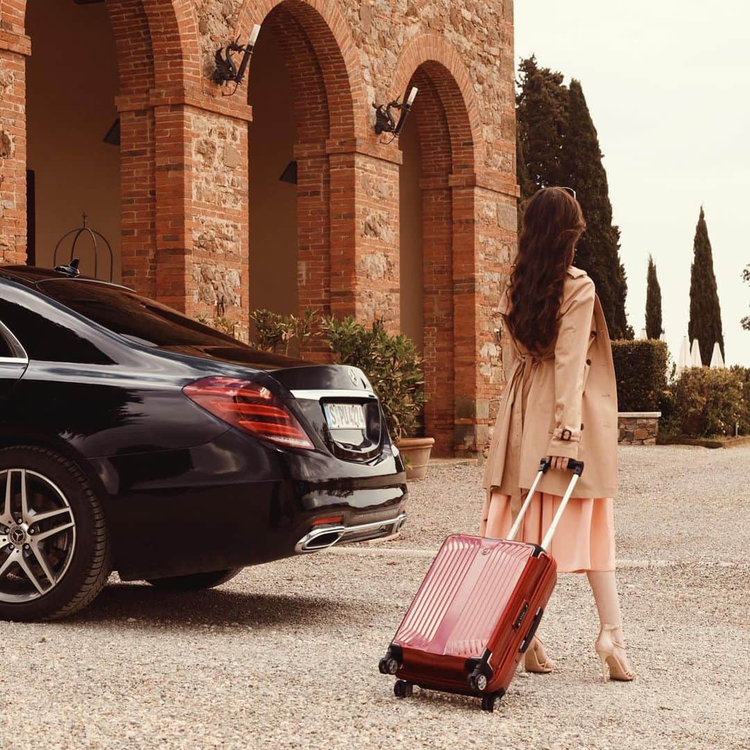 メルセデス・ベンツさんのインスタグラム写真 - (メルセデス・ベンツInstagram)「Are you ready for the summer? 🌞 Because we are! Tap on the picture to shop the red suitcase. #MercedesBenz #MercedesBenzAccessories #MBAccessories #MBA #travel #fashion #lifestyle #travelinstyle #car #instacar #carsofinstagram #shesmercedes」6月20日 1時20分 - mercedesbenz