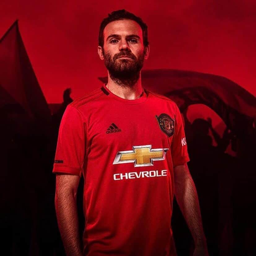 のインスタグラム：「Because we are going through difficult times, it is of the greatest importance to me to extend my commitment to @manchesterunited. It is also the right time for me to say loud and clear that the feeling of being a Manchester United player is something very special. Unique. I am really proud and excited to sign a new contract, and will keep trying my best to help bring the club back to where it belongs. 🔴⚪⚫🙏🏼❤ #MUFC」
