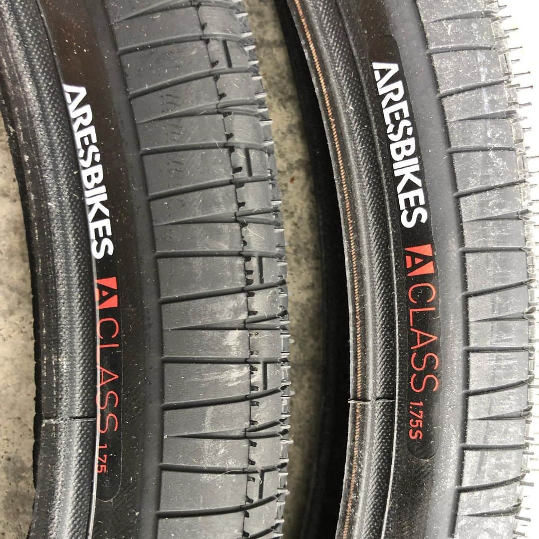 宇野陽介さんのインスタグラム写真 - (宇野陽介Instagram)「ARESBIKES A-class tire 1.75s is silica. hi speed_hi grip & little no making. #aresbikes #bmx #tire #madeinjapan #flatland #spin #japan」6月20日 1時32分 - yorkuno