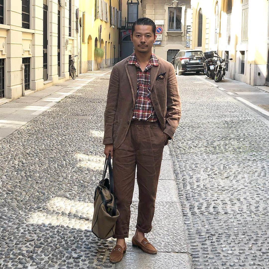 高田朋佳さんのインスタグラム写真 - (高田朋佳Instagram)「“relax suiting in Milan...” ———————————————————————— #fashion #mensfashion #menswear #mnswr #mensstreetstyle #streetstyle #streetfashion #menwithstyle #menwithclass #menwithstreetstyle  #classicstyle #mensclothing #vintage #vintagefashion #vintagestyle #newclassic  #modernclassic」6月20日 1時28分 - tomoyoshi_takada
