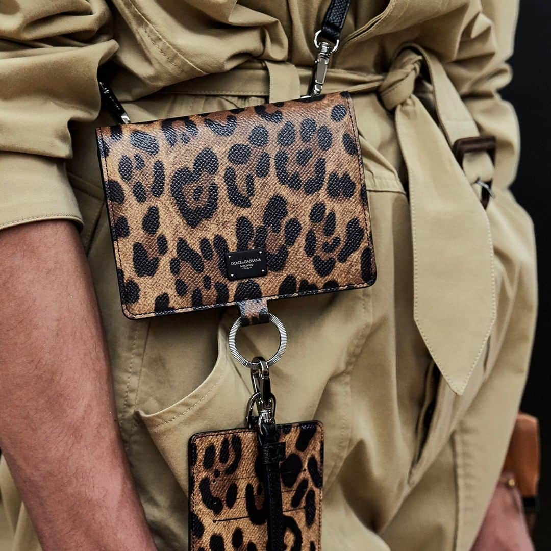 ドルチェ&ガッバーナさんのインスタグラム写真 - (ドルチェ&ガッバーナInstagram)「Small leather goods played a prominent part in the accessories of the Men’s Spring Summer 2020 #DGSicilianTropical Fashion Show.  #DGMenSS20 #DolceGabbana」6月20日 1時31分 - dolcegabbana