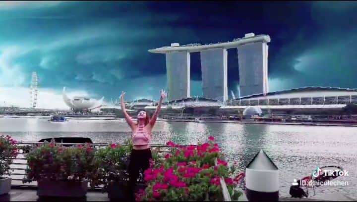 Nicole Chenのインスタグラム：「My Other Career will be video editing in future wahaha! Remember Captain planet #tiktok #singapore #marinabaysands #skychallenge #skytransition #premiereprogram #videoediting #videotransition」
