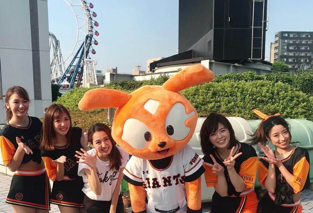 阿部智帆のインスタグラム：「🧡Gスクエア🧡 この2日間、VENUS達にたくさん元気をもらえました‼︎ . . ⭐️ファンのみなさんと触れ合えるこのステージを 心から楽しんでいる笑顔 . ⭐️その為に 努力を重ねてきたからこその自信 . ⭐️パワーを届けたいという想い . ⭐️コラボしたBs Girlsさんとのお互いへのリスペクト . . . みんなの純粋でまっすぐな気持ちが 随所に表れていました☺️ . . 開幕から約3ヶ月。 新チームではなく 真のチームになるに連れ パフォーマンス力と魅力がアップしていくのがVENUS . . いい意味で 日に日に変化していくVENUSを見て 勝手に感動しています🙈💕笑 . . ここからが彼女たちの本領発揮の季節です☀️ . . GIANTSと共に進化するVENUSにもぜひ注目して アツイご声援をお願いします☺️ . . #VENUS語り出すと止まらない癖があるよ #長くなりがち #ブログですか #VENUS愛 #giants  #venus #ジャビット君 #巨人#オリックス#セパ交流戦」