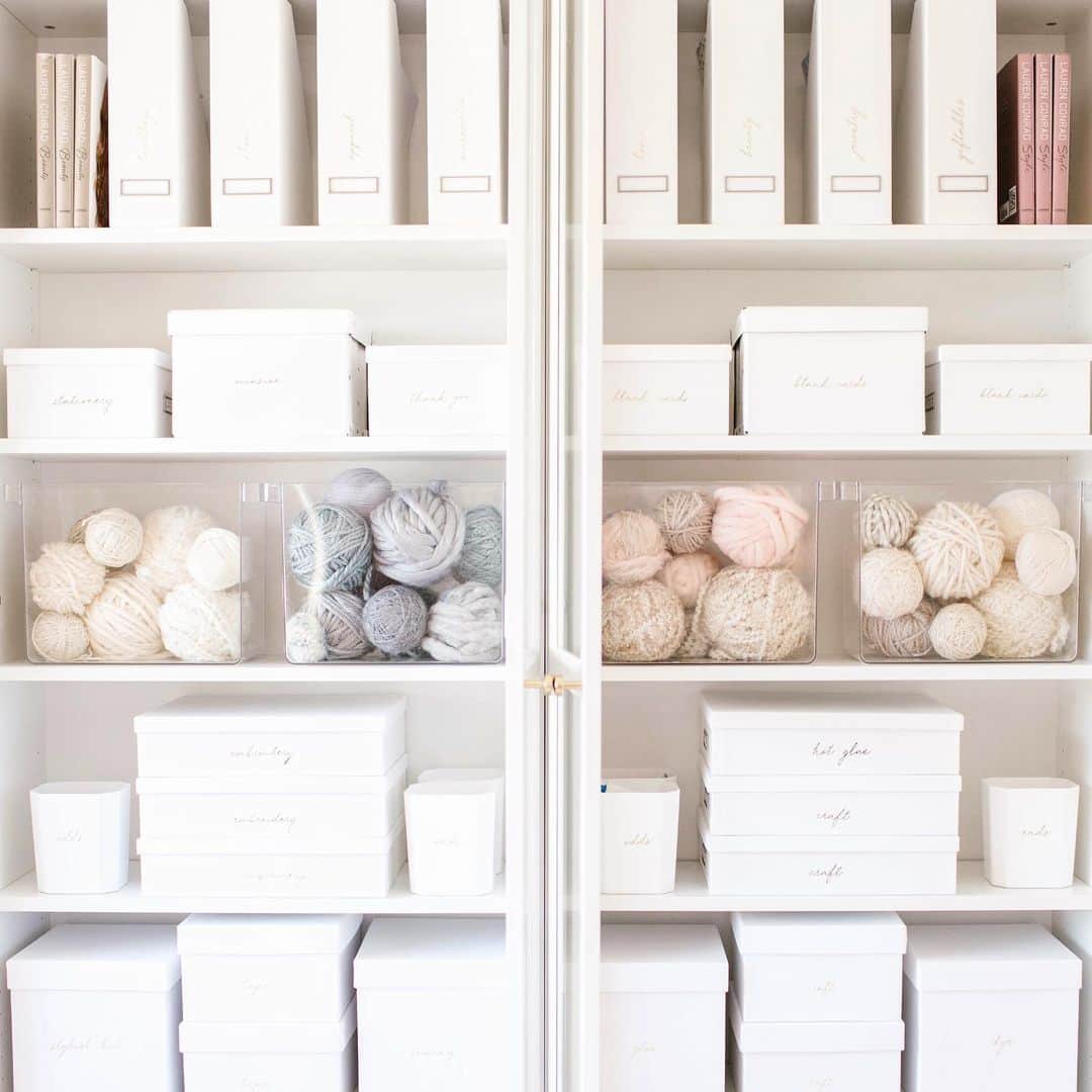 のインスタグラム：「New episode of @askingforafriend today! My guests this week are Joanna Teplin and Clea Shearer from the @thehomeedit !  Not only are they geniuses when it comes to organizing your home( I mean... they organized my yarn), they are also two of the funniest people I’ve ever met. Link in Bio」