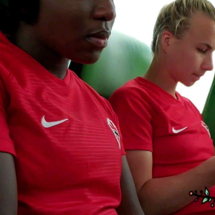 ソフィー・シュミットのインスタグラム：「Match Day -1 Someone's excited! *Sound on!* #FIFAWWC #CanWNT #Scares 🎥 1. Slow Motion 🎥 2. The whole thing」