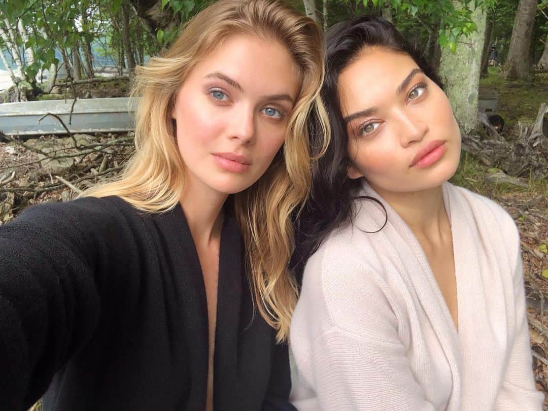 シャニーナ・シャイクのインスタグラム：「New campaign shoot for @nakedcashmere coming soon ... and to spend the day with my gorgeous girl @meganmayw made it even better 💕」
