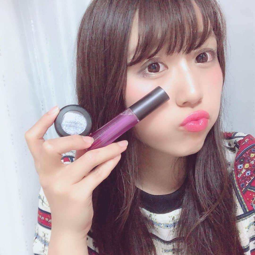 楠木まゆさんのインスタグラム写真 - (楠木まゆInstagram)「💜 MAC×ももいろクローバーZさん ずっと行きたかったけどタイミング無くてやっと行けたの！そしたらまさかの最終日でギリギリコラボ商品買えた🥺 でも、残念ながらポーチはもうなくなってしまっていて貰えなかった(;_;) 買ったのは高城れにさんのカラー！ リップオイルは紫だけどつけた感じ全然紫じゃなくて使いやすいしアイシャドウも暗めでラメ感もいい感じ！ 両方とも使って自撮りしてみたけどいい感じじゃない？  コラボ期間気にしてなかったけどギリギリ行けてよかった〜🥰🥰🥰 #ももいろクローバーz #mac #コラボ #macxmcz #最終日 #滑り込みセーフ #lipoil #eyeshadow #ももクロ #momoclo #モノノフ #モノノフさんフォロー大歓迎 #推しカラー #高城れに さん #紫 #purple #love #💜 #❤️ #💛 #💗」6月20日 1時43分 - kusunoki__mayu