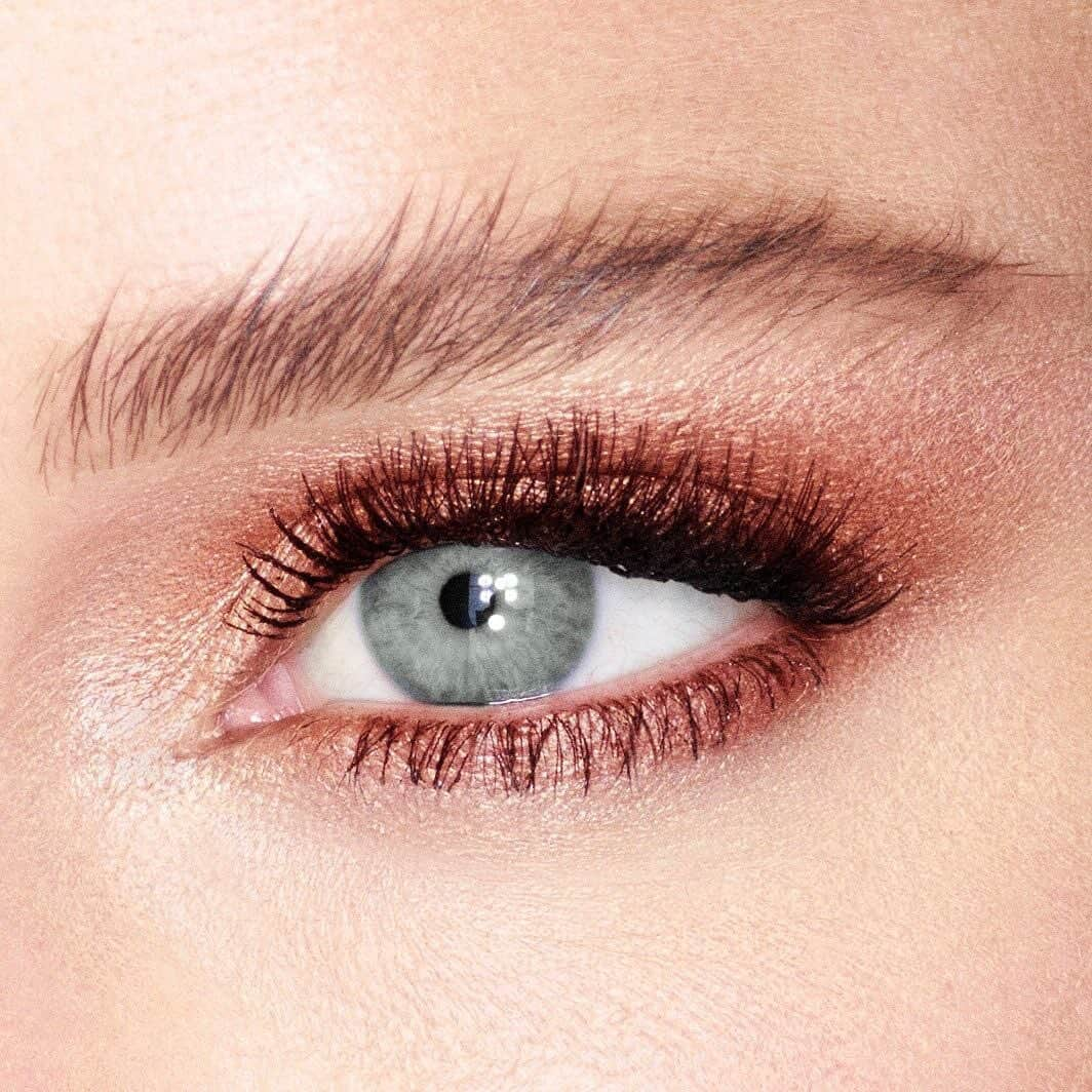 シャーロット・ティルベリーさんのインスタグラム写真 - (シャーロット・ティルベリーInstagram)「Darlings, my long-lasting Eyes To Mesmerise cream eyeshadow in STAR GOLD is a DREAMY golden-bronze shade, PERFECT for romantic, summer evenings on the beach!! 💃🏼🌅🕺🌙 - 💫NOW AVAILABLE WORLDWIDE💫 - #CharlotteTilbury #LightUpYourWorld #StarGold #Glowgasm #EyesToMesmerise.」6月20日 1時44分 - charlottetilbury