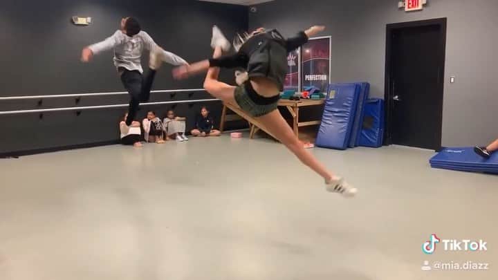 Mia Diazのインスタグラム：「Follow me on @tiktok  Mia.diazz PARTY PARTY PARTY 🎉 @adrenalinedanceco  Little fun teaching class with my amazing students 🤪 Summer Intensives 💯💯💥 #miadiaz  #adrenalinedance #tiktok  Dancers @miadiaz @angelbac12」