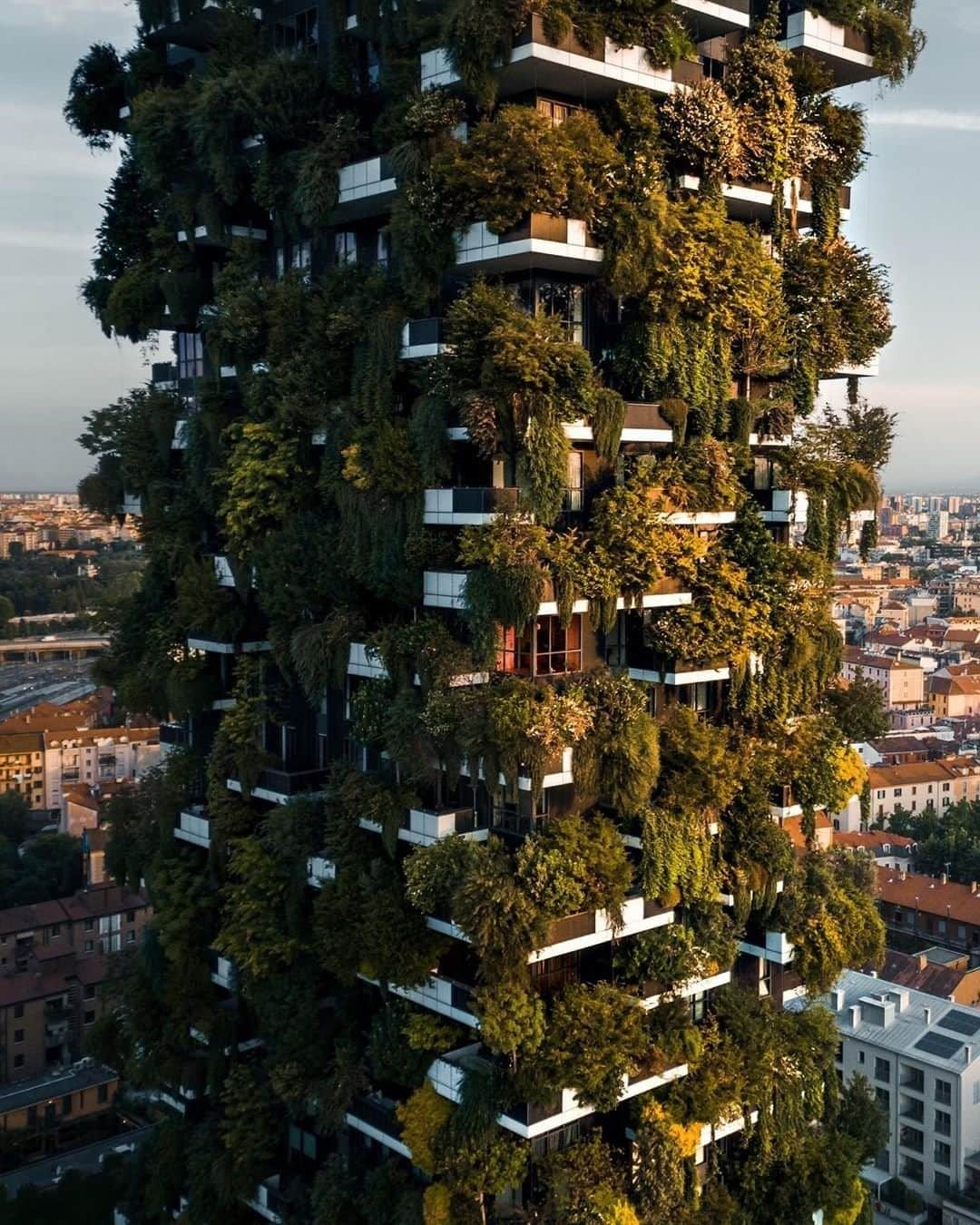 Travel + Leisureさんのインスタグラム写真 - (Travel + LeisureInstagram)「Bosco Verticale in Milan is a model for sustainable residential living. Tag a friend you'd want to live in this tower with! #tlpicks courtesy of @filippo_cesarini」6月20日 1時45分 - travelandleisure