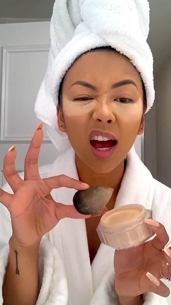 リアン Vのインスタグラム：「Getting ready! Flashback to one of my smoky eye looks! Make up details* Foundation: Becca Ultimate Coverage “Olive” Concealer: Tarte Shape Tape “Med Tan” and Creaseless concealer “Medium Golden”  Setting Powder: Fenty Beauty “Banana” Bronzer: MAC Studio Fix Powder “NW45, C4” Contour: Laura Mercier “Bronze 4” Highlight: Artist Couture “Summer Haze” Blush: Nars “Orgasm” Lashes: Lilly Lashes “Miami”」