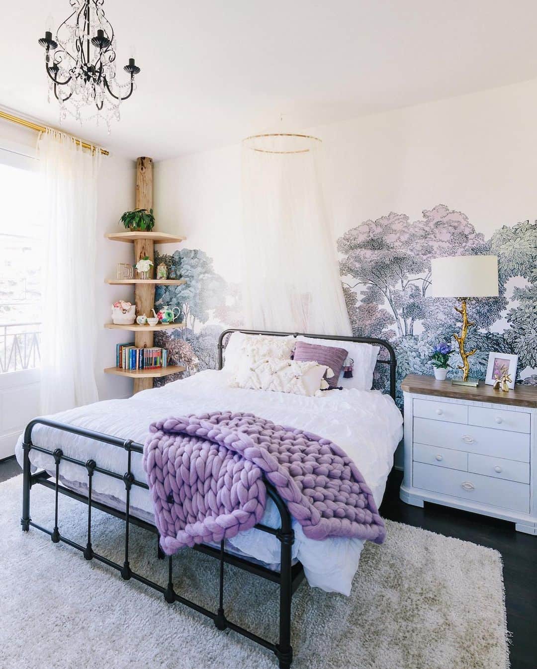 HGTVさんのインスタグラム写真 - (HGTVInstagram)「Raise your hand if you’d gladly take any of these “kids” rooms as your own. 🙋‍♀️Our June #DesigneroftheMonth is Naomi Alon from @littlecrowninteriors. See more of her sophisticated spaces at the link in our bio. Which one here is your favorite? 🤔 . . . #nursery #floral #interiordesign」6月20日 1時48分 - hgtv