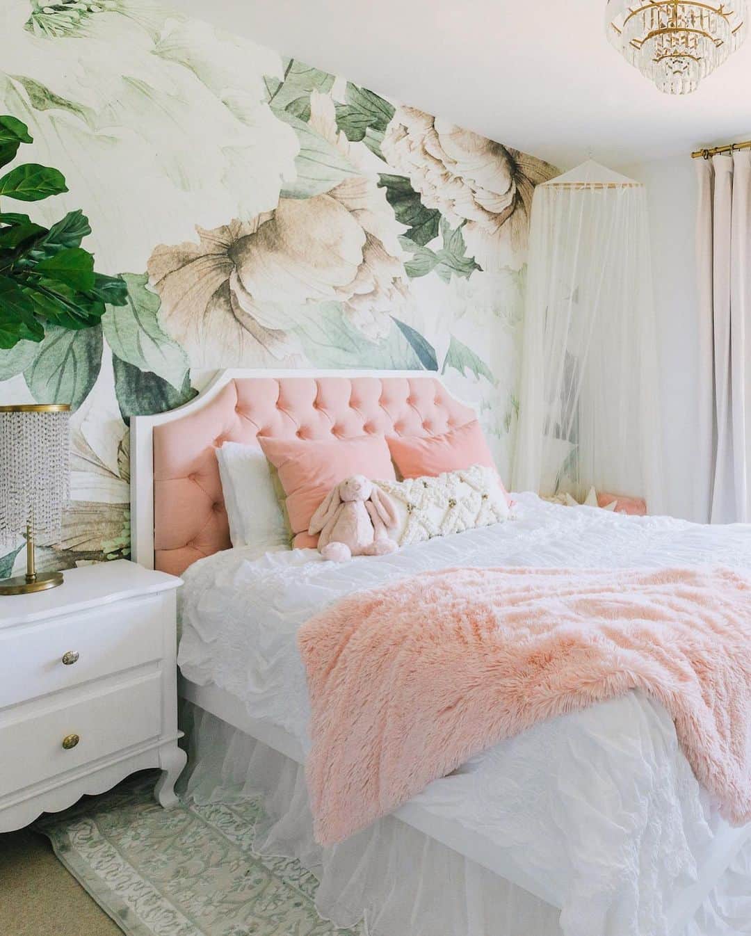 HGTVさんのインスタグラム写真 - (HGTVInstagram)「Raise your hand if you’d gladly take any of these “kids” rooms as your own. 🙋‍♀️Our June #DesigneroftheMonth is Naomi Alon from @littlecrowninteriors. See more of her sophisticated spaces at the link in our bio. Which one here is your favorite? 🤔 . . . #nursery #floral #interiordesign」6月20日 1時48分 - hgtv