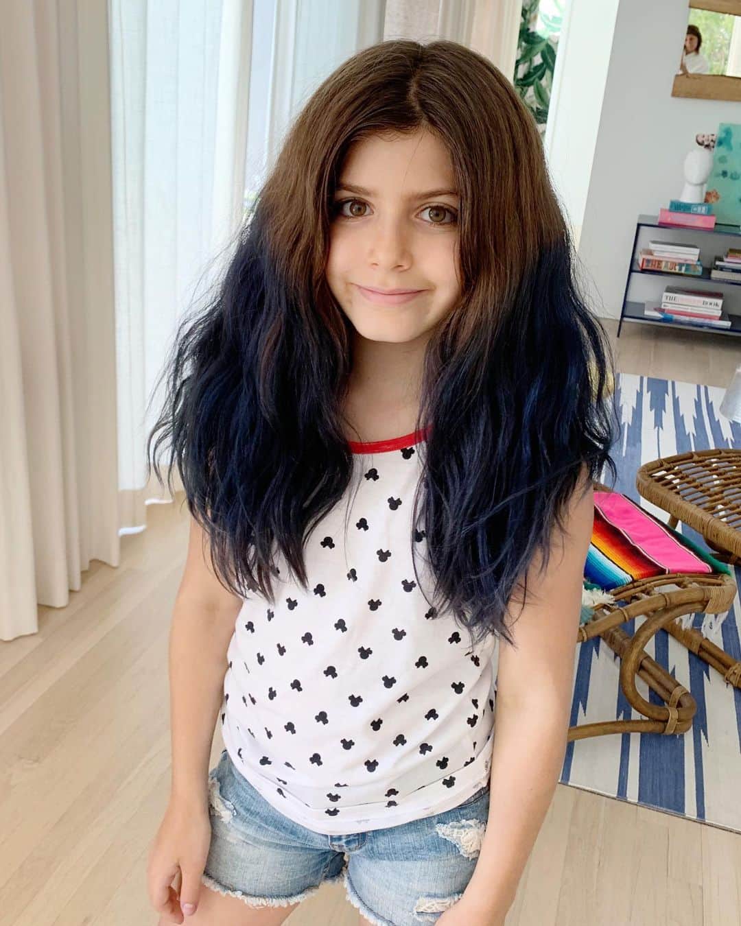 Ilana Wilesさんのインスタグラム写真 - (Ilana WilesInstagram)「Mazzy’s New Blue Hair: Before and After 😱💙😱💙😱 She loves it. I’m getting used to it. Mike hates it. You can read all about how she convinced me, how it looked like I slaughtered a Smurf in my bathroom and why I would never attempt this at home again at the link in my bio 😬 But really, none of that matters because Mazzy is beyond happy, has acted like an absolute angel ever since and cannot stop thanking me. I think I earned some of those very elusive “cool mom points.” And, it’s just hair, right? Actually, that’s not exactly true. To Mazzy, it is not just hair. It is her choosing to express herself in an unconventional way and me giving her permission to do so. There is a very obvious surge of confidence in my daughter that I get to feel partially responsible for, not to mention, a mother daughter bonding experience that we will both remember for the rest of our lives. TOTALLY WORTH IT. #lifewithdaughters #thebigkidyears」6月20日 1時58分 - mommyshorts