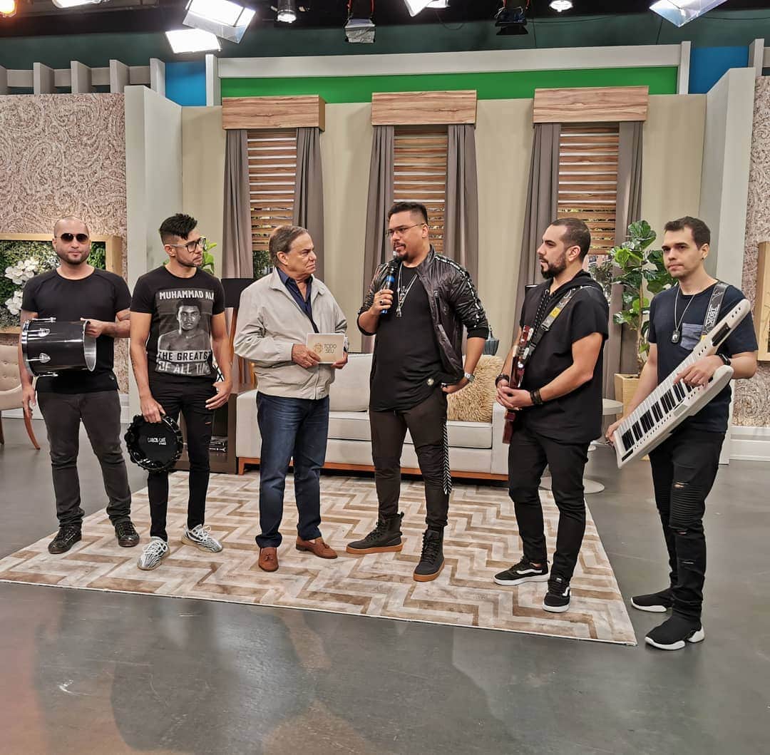 Sorriso Marotoのインスタグラム：「Estamos AO VIVO na TV Gazeta em Sampa com querido @ronnievonoficial! 😀 Liga aí no @programatodoseu pra assistir 😉」