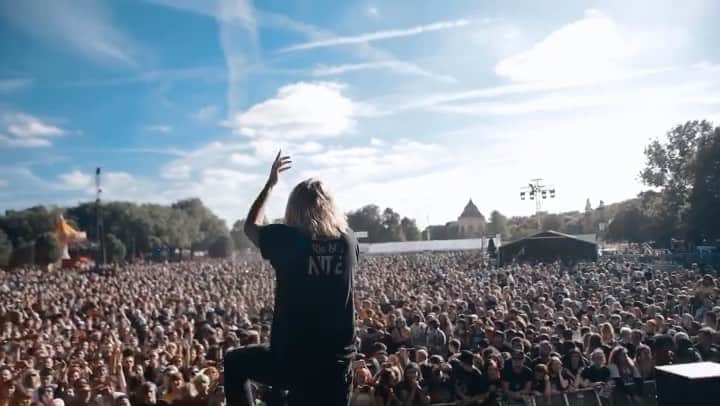 ジャスティン・ヒルズのインスタグラム：「Leave It All Behind out now. Pre-order our album now at SirensMusic.co out Sept 6. See you out on the road @RockstarDisrupt.」