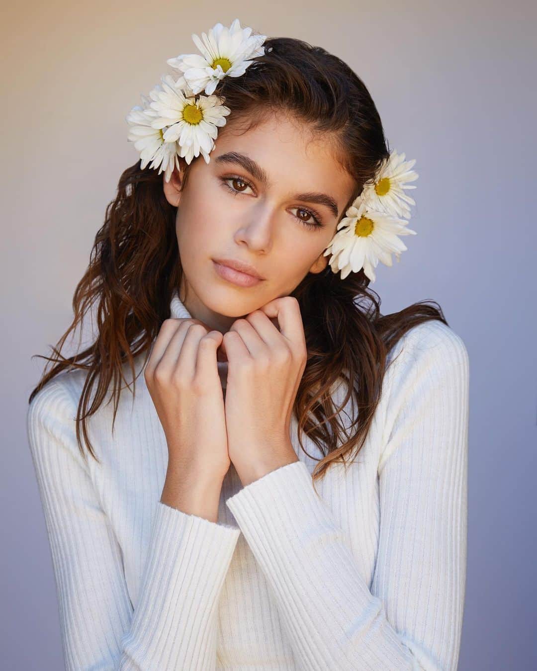 British Vogueさんのインスタグラム写真 - (British VogueInstagram)「#KaiaGerber might have only been modelling for a handful of years, but her success in the industry almost has her feeling like a veteran. At least when it comes to her work with @MarcJacobs. Returning as the face of a new Daisy campaign, Kaia speaks to @MissVogueUK about feeling comfortable in your own skin, her career journey so far and the power of being surrounded by love. Read the full interview via the link in bio.」6月20日 1時52分 - britishvogue
