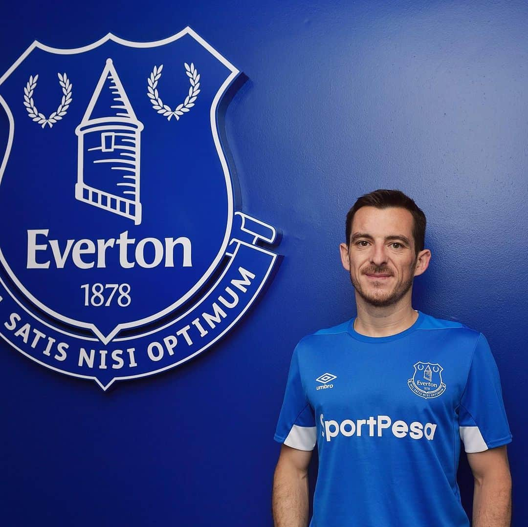 エヴァートンFCさんのインスタグラム写真 - (エヴァートンFCInstagram)「It's signed. Leighton Baines has penned a new one-year deal! 🙌 • • • #everton #efc #coyb #blues #toffees #baines #LB3 #defender #leftback #defender #premierleague #pl」6月20日 2時08分 - everton