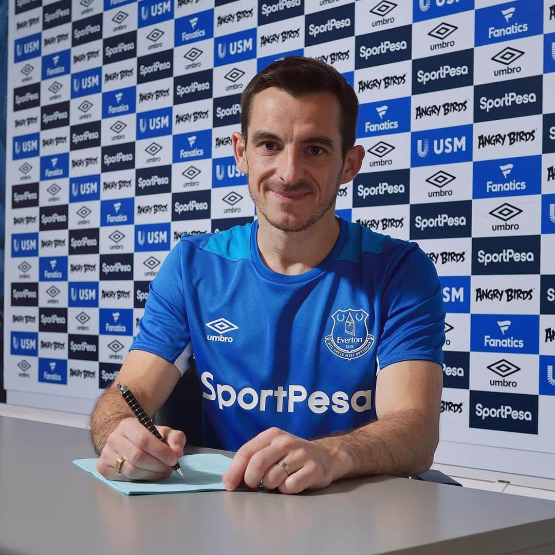 エヴァートンFCさんのインスタグラム写真 - (エヴァートンFCInstagram)「It's signed. Leighton Baines has penned a new one-year deal! 🙌 • • • #everton #efc #coyb #blues #toffees #baines #LB3 #defender #leftback #defender #premierleague #pl」6月20日 2時08分 - everton