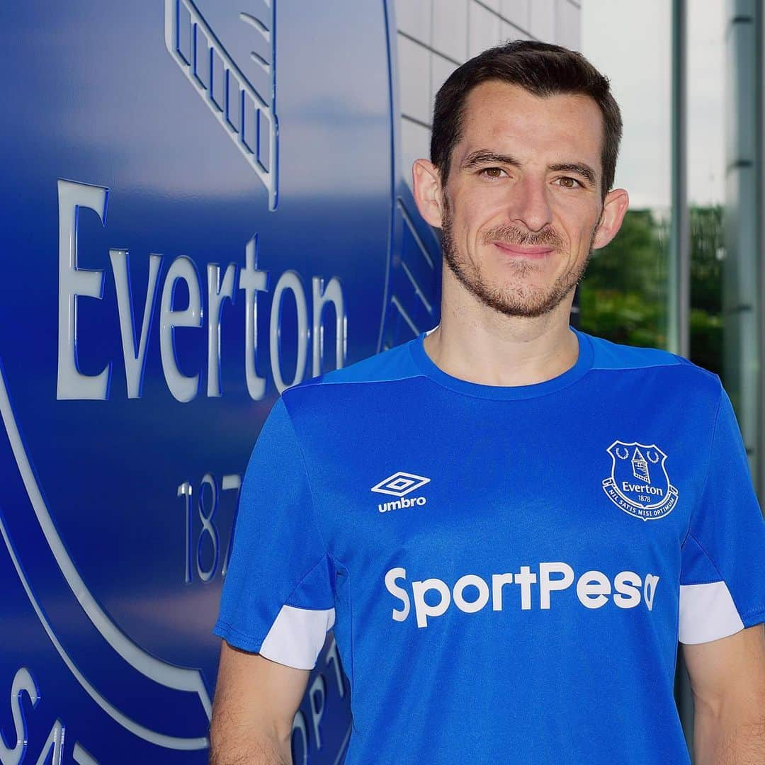 エヴァートンFCさんのインスタグラム写真 - (エヴァートンFCInstagram)「It's signed. Leighton Baines has penned a new one-year deal! 🙌 • • • #everton #efc #coyb #blues #toffees #baines #LB3 #defender #leftback #defender #premierleague #pl」6月20日 2時08分 - everton