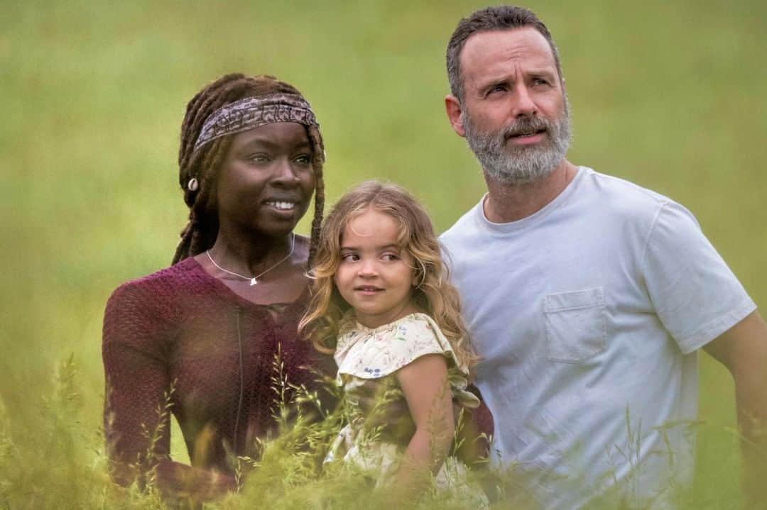 The Walking Deadさんのインスタグラム写真 - (The Walking DeadInstagram)「Family-style, the Grimes way. Relive the joy and the heartbreak with #TWD Season 9, available ONLY on AMC Premiere. See link for details.」6月20日 2時00分 - amcthewalkingdead