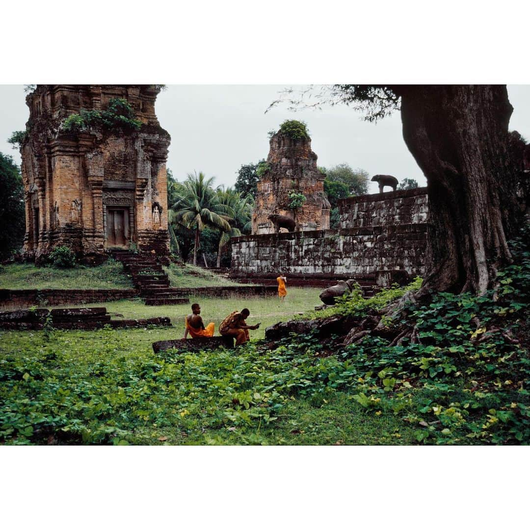 スティーブ・マカリーさんのインスタグラム写真 - (スティーブ・マカリーInstagram)「#AngkorWat is a temple complex originally constructed as a Hindu temple, it was gradually transformed into a Buddhist temple towards the end of the 12th century.  1st image: Young monks on their way to prayer in the rain, 1999. 2nd image: Buddhist nuns at the Leper King Terrace, 1998. 3rd image: Novice monks read outside among the ruins of Roluos Group, 1999. 4th image: Young child standing by the foot of a statue, 1998.」6月20日 2時00分 - stevemccurryofficial