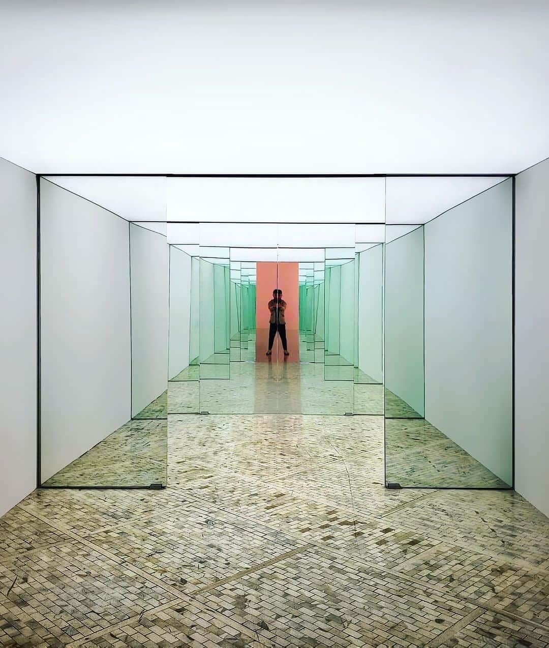 ガゴシアン・ギャラリーさんのインスタグラム写真 - (ガゴシアン・ギャラリーInstagram)「Go see “Six Sliding Doors” (2019), a wall-to-wall mirrored hallway with automatic sliding doors that lead viewers into the main gallery space at Museo Tamayo, in Mexico City. The exhibition, “Carsten Höller: Sunday,” closes on Sunday, June 30!  For Höller's first premier solo show in Central America, the artist is presenting a number of new playful and experimental installations, as well as some of his better-known works. Find out more via the link in our bio. __________ #CarstenHoller #Gagosian #MuseoTamayo @eneltamayo #Repost @charlesavignon @carsten.holler」6月20日 2時01分 - gagosian