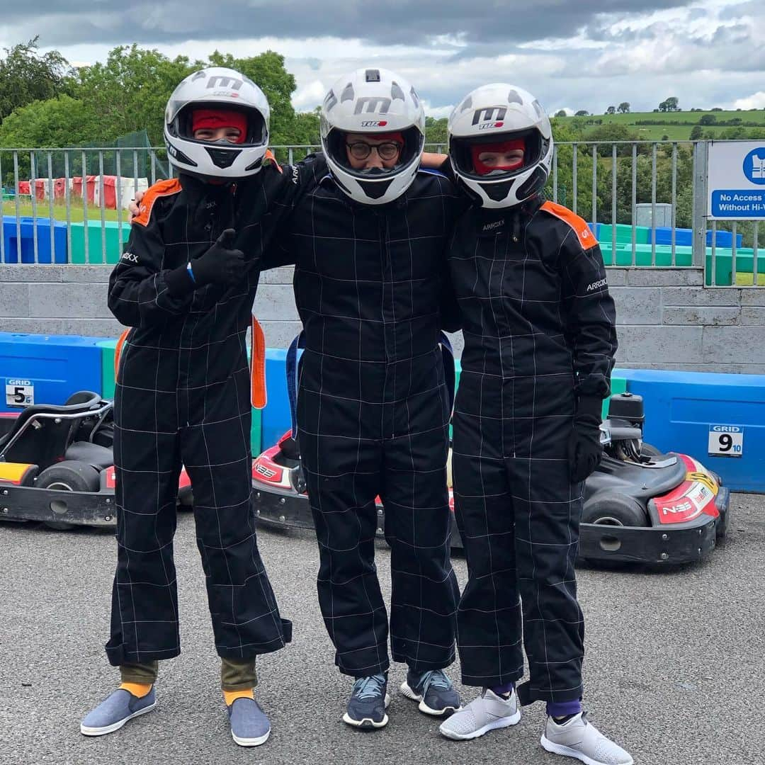 ダン・ブカティンスキーさんのインスタグラム写真 - (ダン・ブカティンスキーInstagram)「And today we’re racing go carts! I feel so badass.  #whiteriverkarting #collon #ireland」6月20日 2時01分 - danbucatinsky